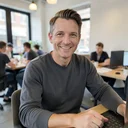 Portret van Lucas de Vries, ervaren DJ apparatuur specialist